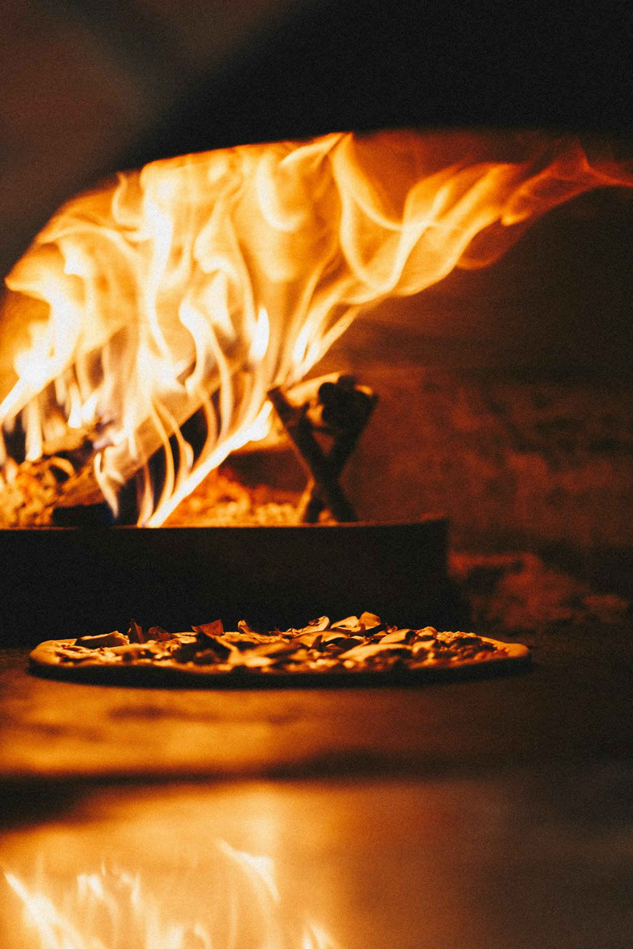 Brasa de eucalipto no forno a lenha