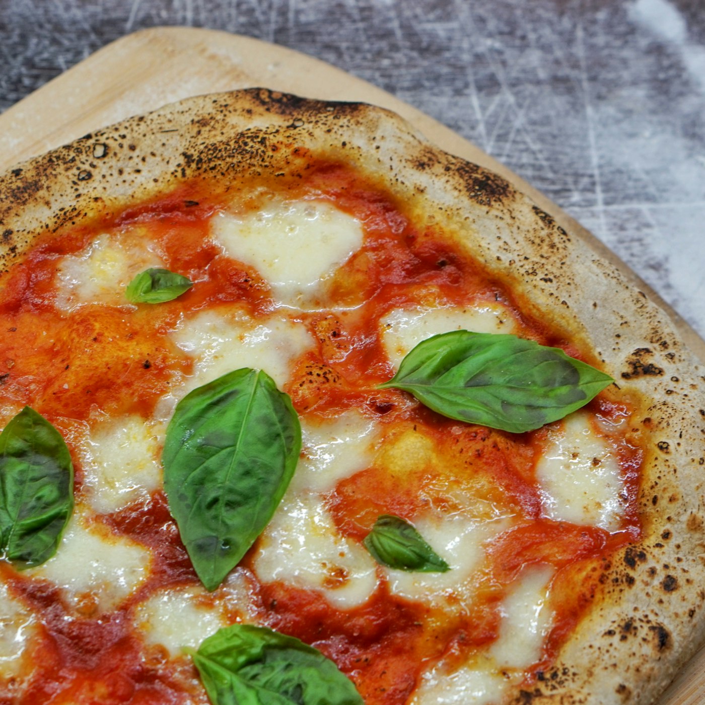 Pizza napolitana recém-saída do forno a lenha