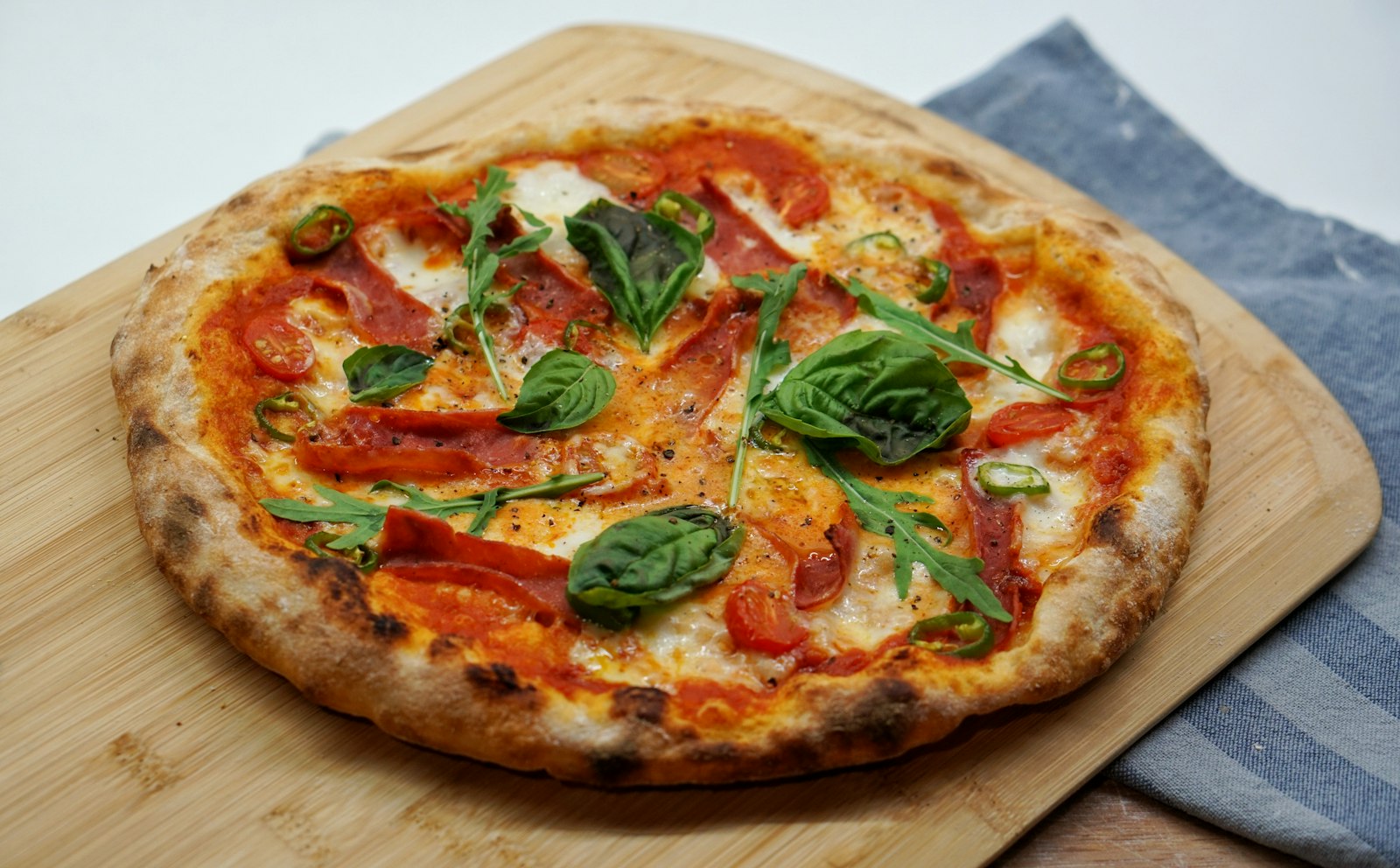 Pizza margherita com manjericão fresco