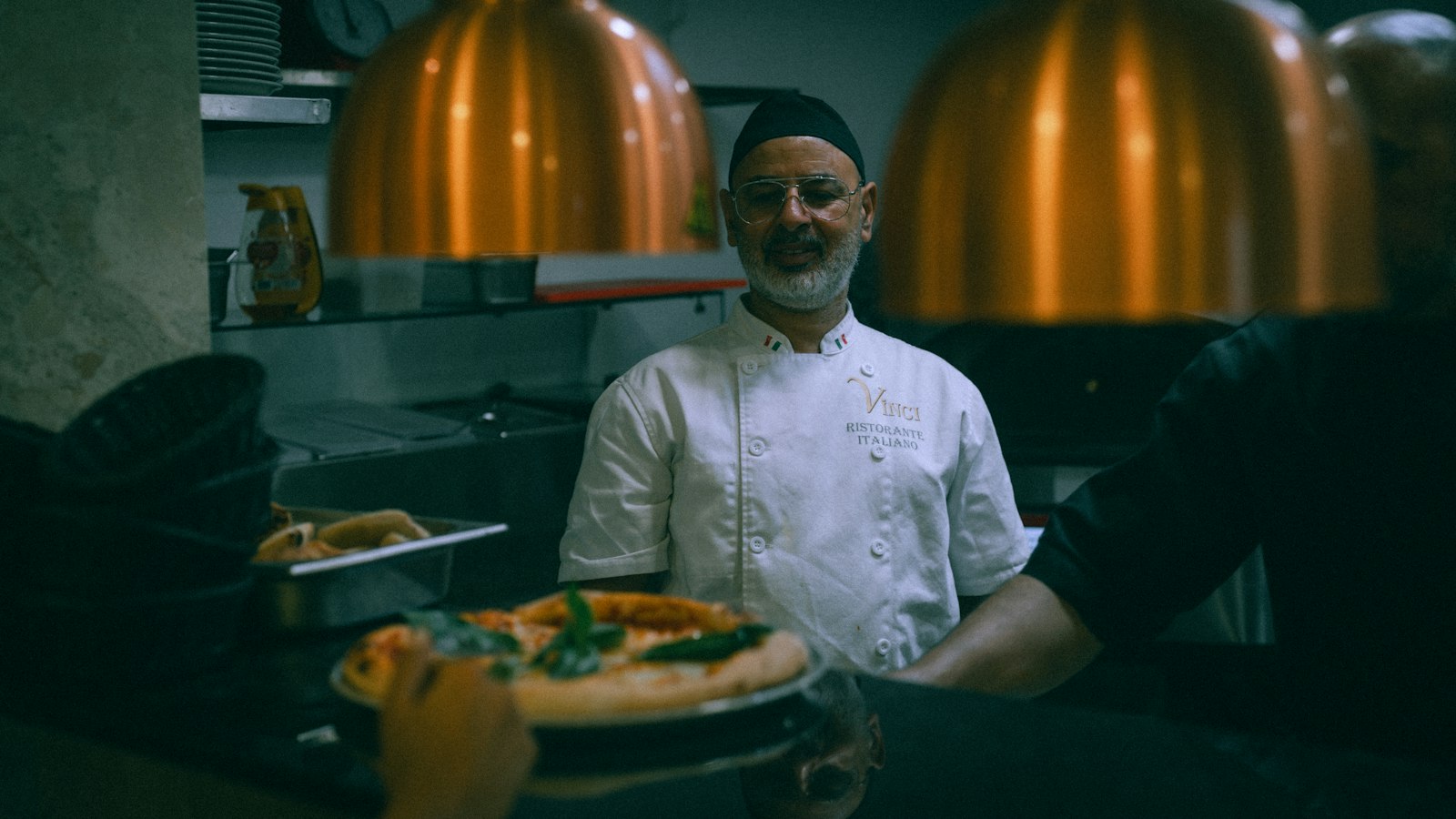 Pizzaiolo servindo pizza recém-assada