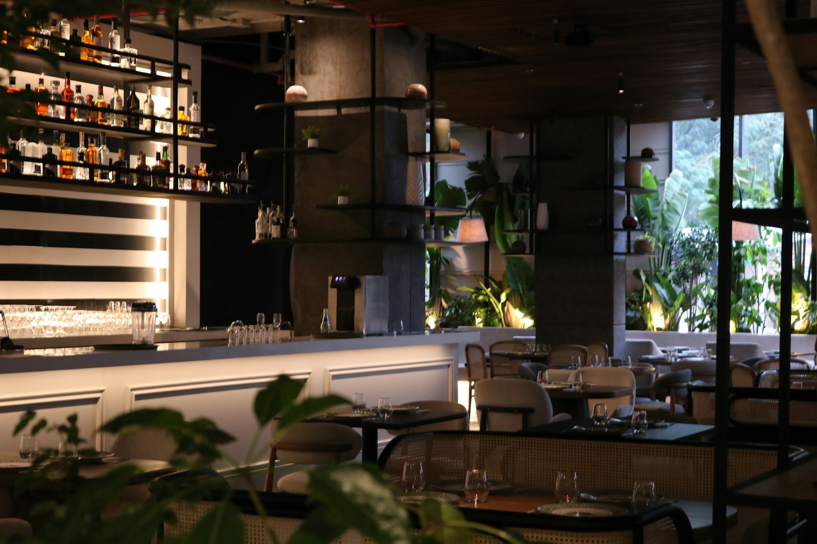 Salão do restaurante em luz baixa